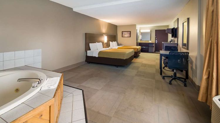 Econo Lodge near Miller Hill Mall Suite