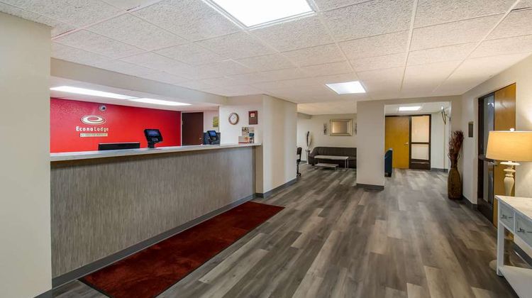 Econo Lodge near Miller Hill Mall Lobby