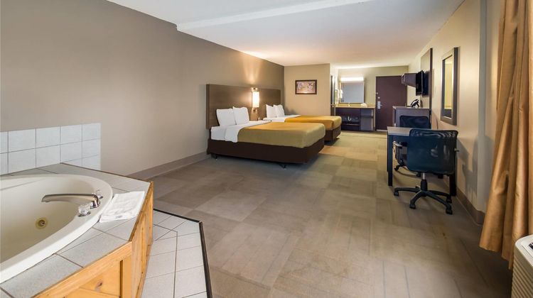 Econo Lodge near Miller Hill Mall Suite