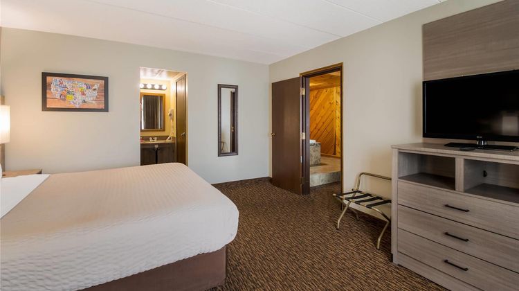 Econo Lodge near Miller Hill Mall Suite
