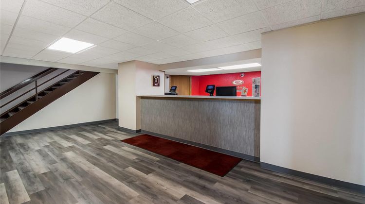 Econo Lodge near Miller Hill Mall Lobby