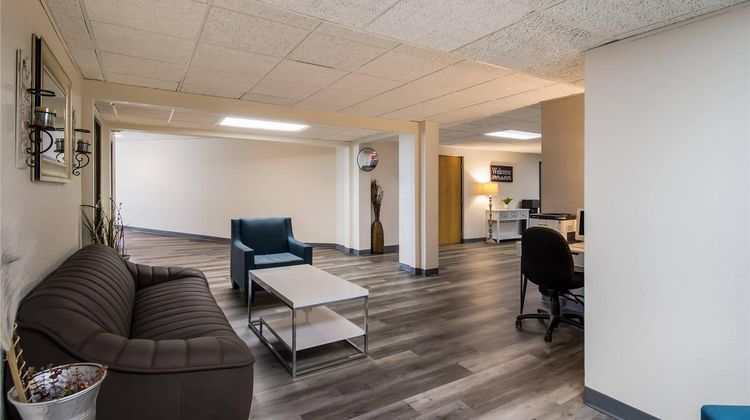 Econo Lodge near Miller Hill Mall Lobby