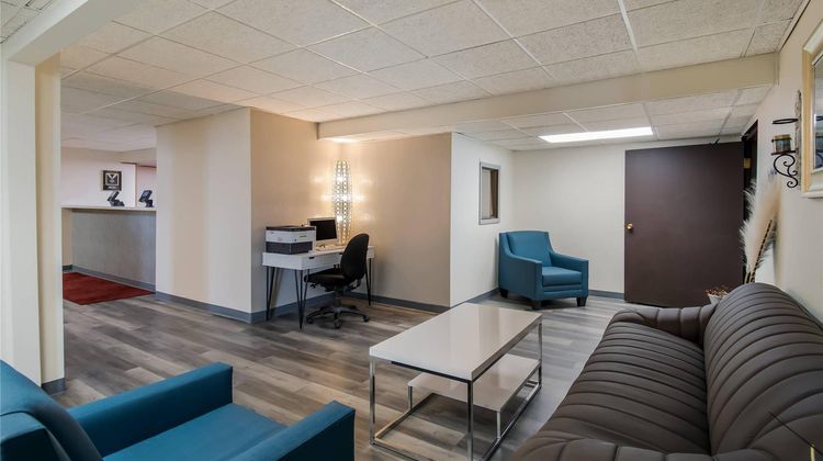 Econo Lodge near Miller Hill Mall Lobby