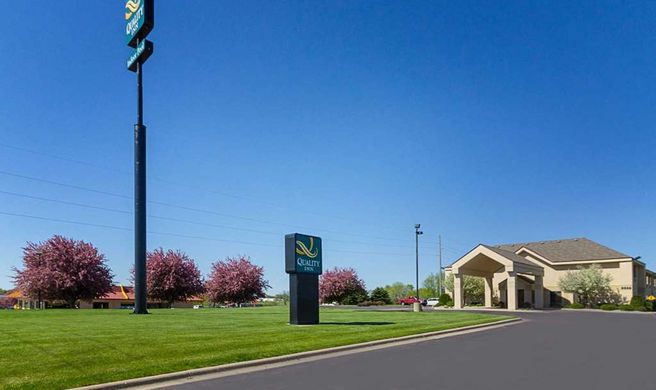Quality Inn Fairmont Exterior