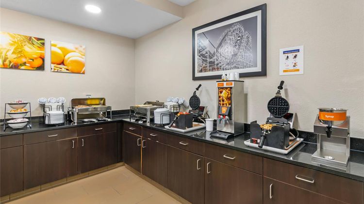 Comfort Inn & Suites near Worlds of Fun Restaurant