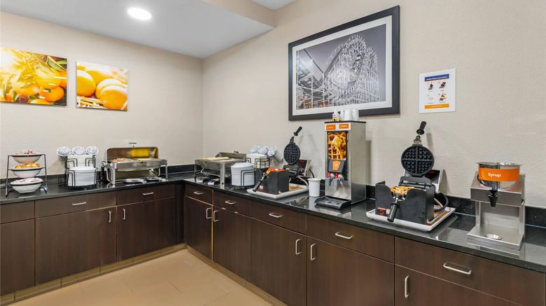<b>Comfort Inn & Suites near Worlds of Fun Restaurant</b>. Images powered by <a href="https://iceportal.shijigroup.com/" title="IcePortal" target="_blank">IcePortal</a>.