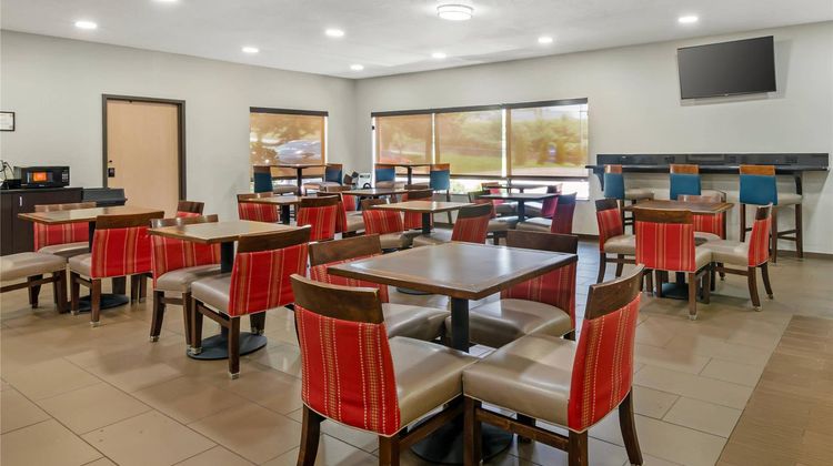 Comfort Inn & Suites near Worlds of Fun Restaurant