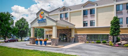 Comfort Inn & Suites near Worlds of Fun Exterior