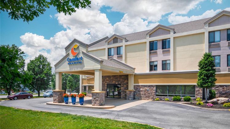 Comfort Inn & Suites near Worlds of Fun Exterior
