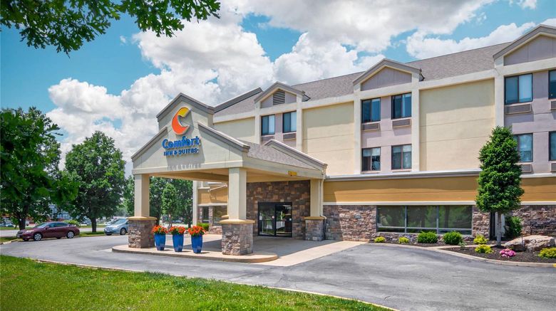 <b>Comfort Inn & Suites near Worlds of Fun Exterior</b>. Images powered by <a href="https://iceportal.shijigroup.com/" title="IcePortal" target="_blank">IcePortal</a>.