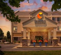 Comfort Inn & Suites near Worlds of Fun Exterior