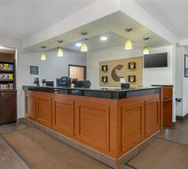 Comfort Inn & Suites near Worlds of Fun Lobby