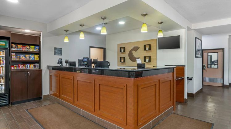 Comfort Inn & Suites near Worlds of Fun Lobby