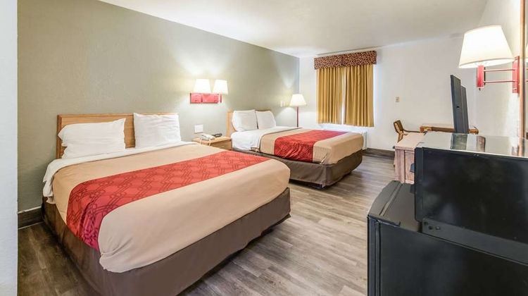 Econo Lodge Truman Inn Room