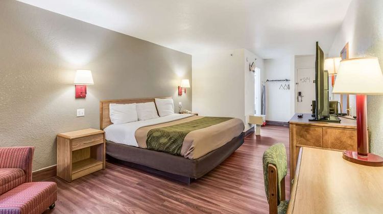 Econo Lodge Truman Inn Room