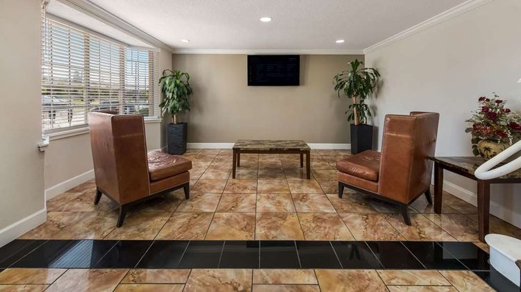 Quality Inn Airport Lobby