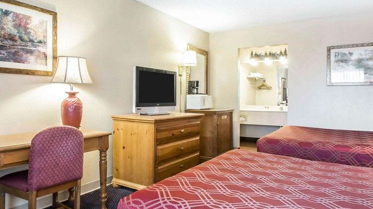 Econo Lodge East Room