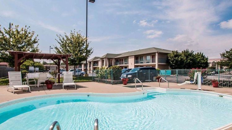 Econo Lodge East Pool