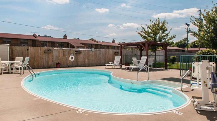 Econo Lodge East Pool