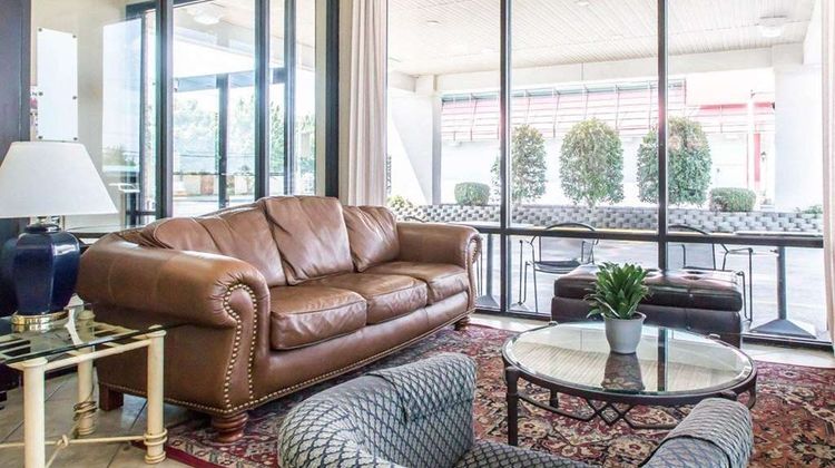 Econo Lodge East Lobby