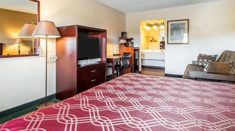 Econo Lodge East Room