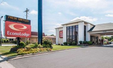 Econo Lodge East