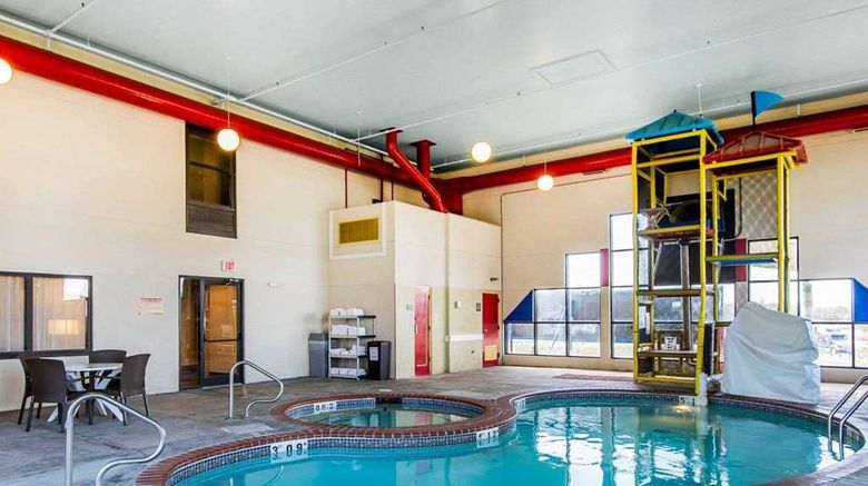 <b>Quality Inn Pool</b>. Images powered by <a href="https://iceportal.shijigroup.com/" title="IcePortal" target="_blank">IcePortal</a>.