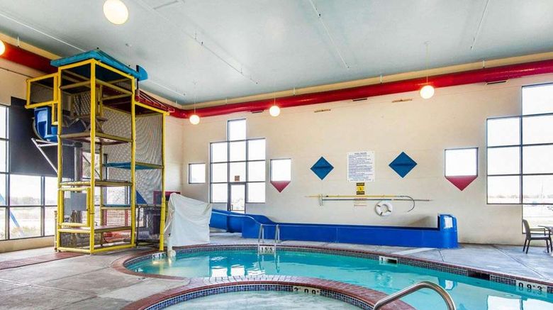 <b>Quality Inn Pool</b>. Images powered by <a href="https://iceportal.shijigroup.com/" title="IcePortal" target="_blank">IcePortal</a>.