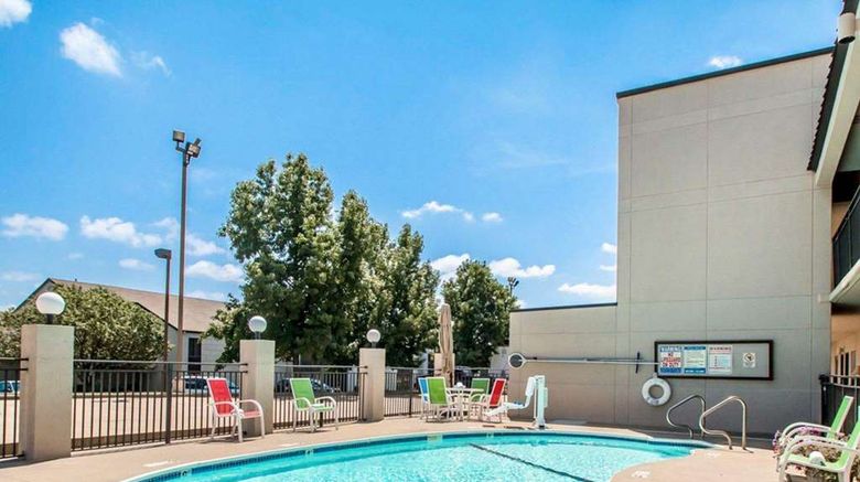 <b>Quality Inn South Pool</b>. Images powered by <a href="https://iceportal.shijigroup.com/" title="IcePortal" target="_blank">IcePortal</a>.