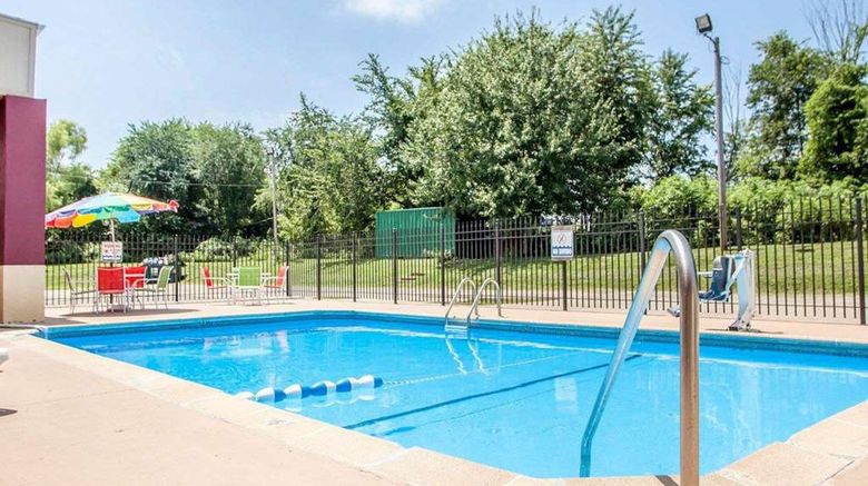 <b>Econo Lodge Pool</b>. Images powered by <a href="https://iceportal.shijigroup.com/" title="IcePortal" target="_blank">IcePortal</a>.