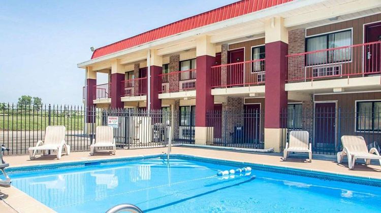 Econo Lodge Pool