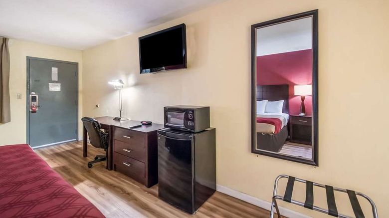 <b>Econo Lodge Room</b>. Images powered by <a href="https://iceportal.shijigroup.com/" title="IcePortal" target="_blank">IcePortal</a>.