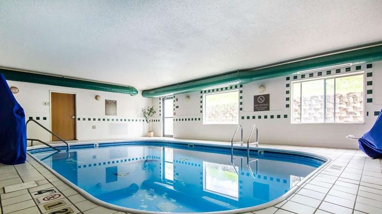 Quality Suites St Joseph Pool