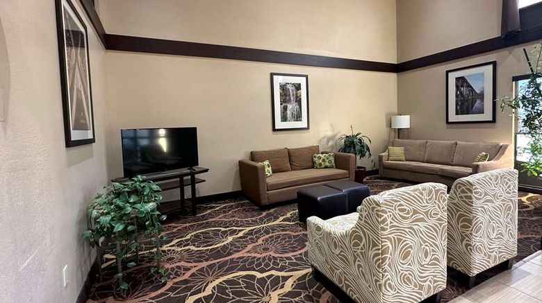 <b>Quality Inn Lobby</b>. Images powered by <a href="https://iceportal.shijigroup.com/" title="IcePortal" target="_blank">IcePortal</a>.