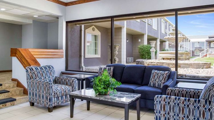 Quality Inn & Suites East Lobby
