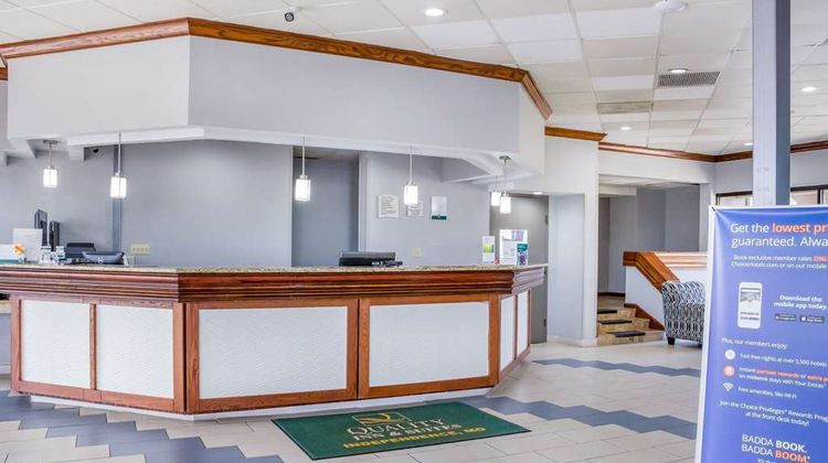 Quality Inn & Suites East Lobby
