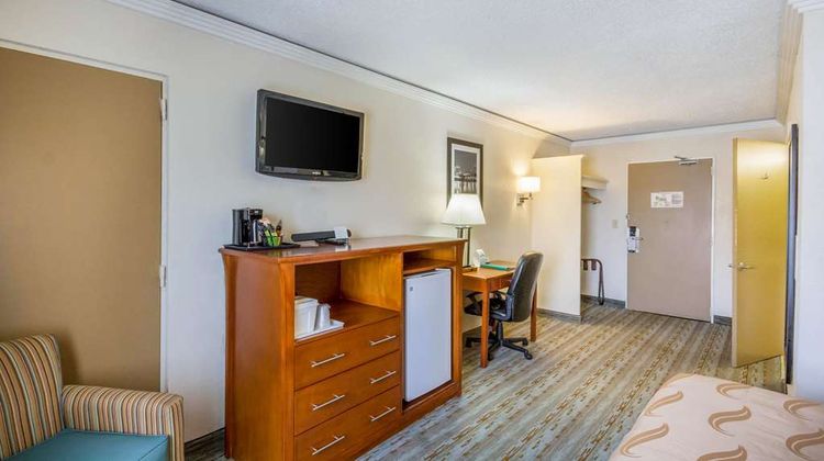 Quality Inn & Suites East Room