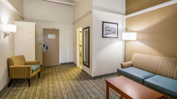 Quality Inn & Suites East Suite