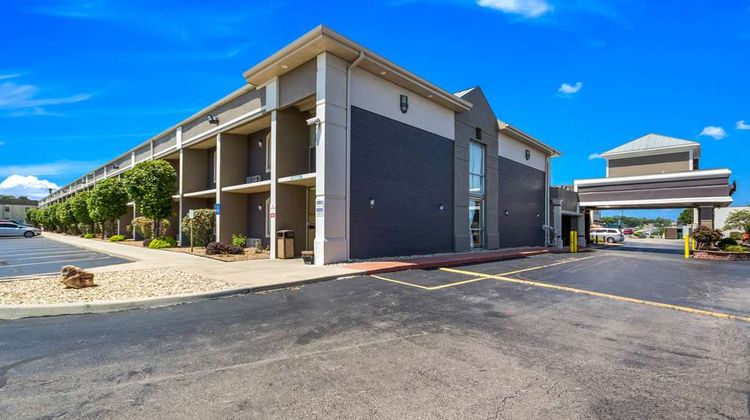 Quality Inn & Suites East Exterior