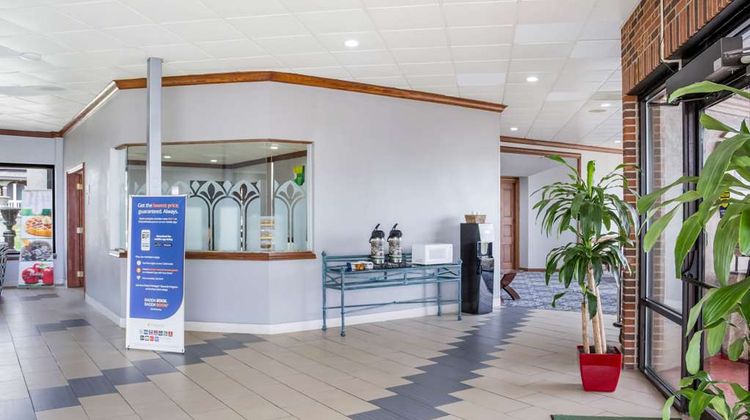 Quality Inn & Suites East Lobby