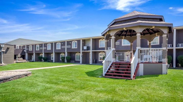 Quality Inn & Suites East Exterior