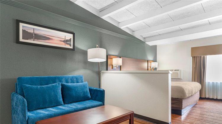 Quality Inn & Suites East Suite