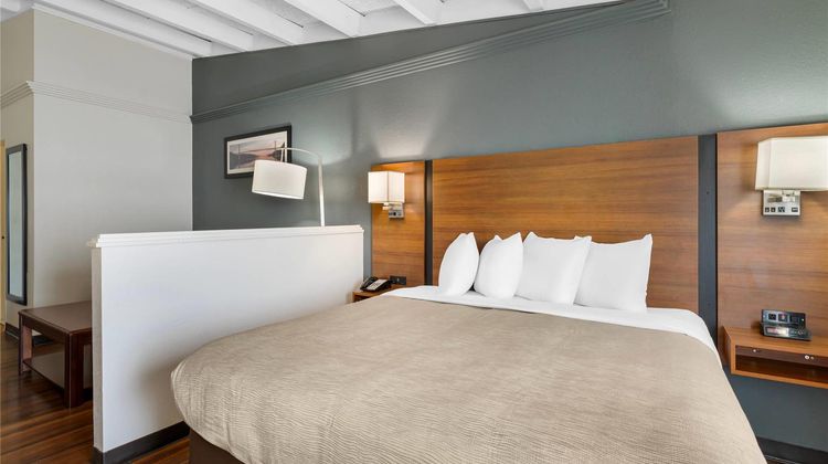 Quality Inn & Suites East Suite