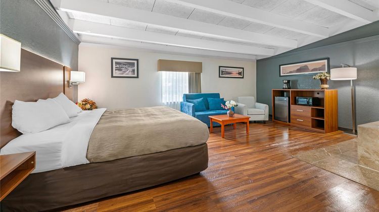Quality Inn & Suites East Suite
