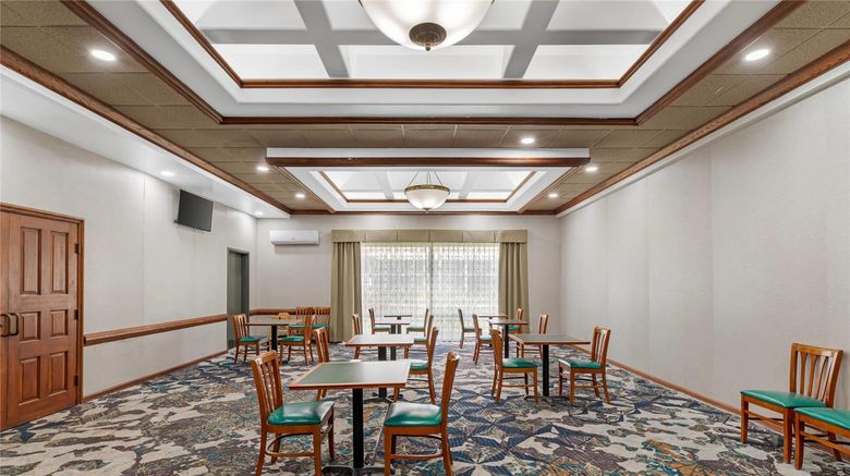 <b>Quality Inn & Suites East Restaurant</b>. Images powered by <a href="https://iceportal.shijigroup.com/" title="IcePortal" target="_blank">IcePortal</a>.