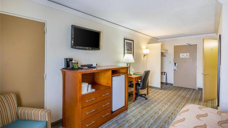 Quality Inn & Suites East Room