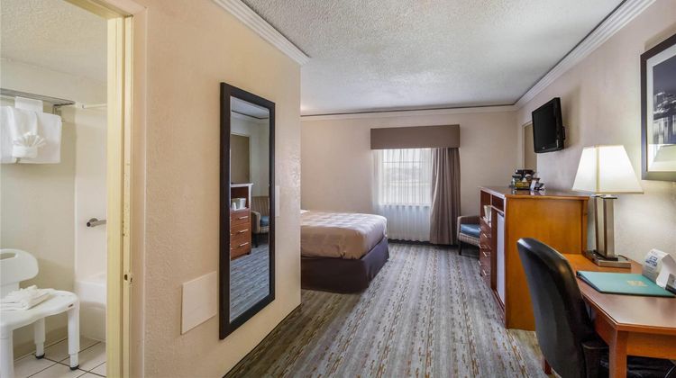 Quality Inn & Suites East Room