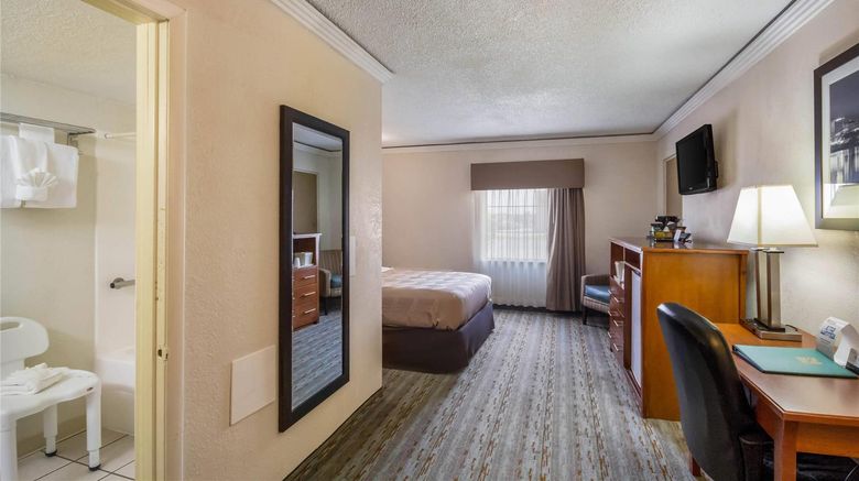 <b>Quality Inn & Suites East Room</b>. Images powered by <a href="https://iceportal.shijigroup.com/" title="IcePortal" target="_blank">IcePortal</a>.