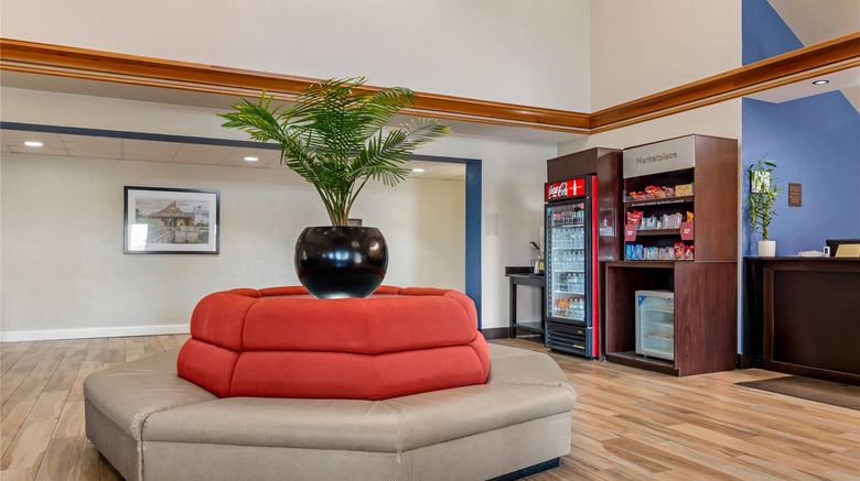 <b>Comfort Suites St Charles-St Louis Lobby</b>. Images powered by <a href="https://iceportal.shijigroup.com/" title="IcePortal" target="_blank">IcePortal</a>.