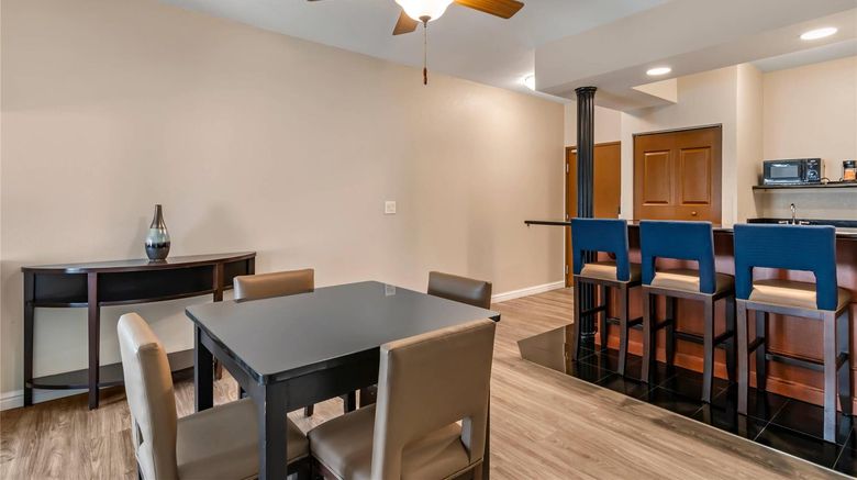 <b>Comfort Suites St Charles-St Louis Suite</b>. Images powered by <a href="https://iceportal.shijigroup.com/" title="IcePortal" target="_blank">IcePortal</a>.